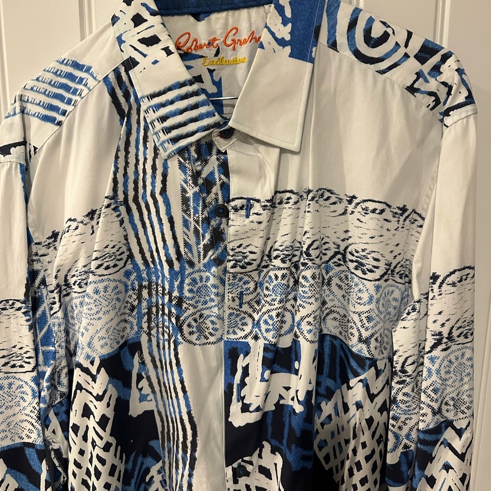 Awesome look shirt. It is white, who needs a tie. RG Exclusive